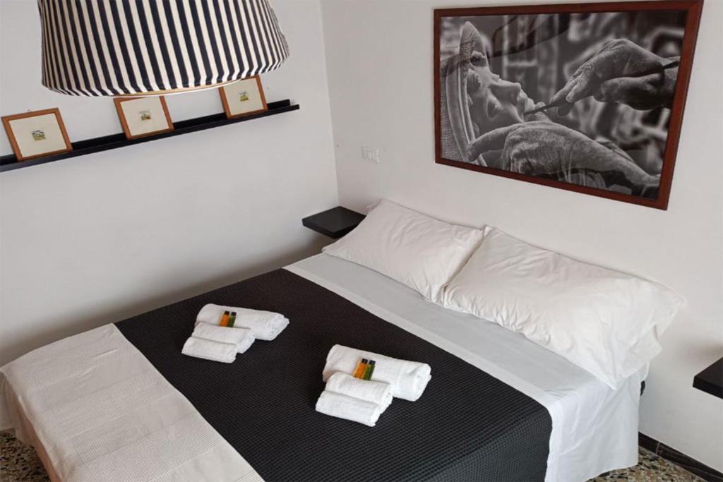 ein Schlafzimmer mit einem Bett mit Handtüchern darauf in der Unterkunft Casa Lino in Volterra