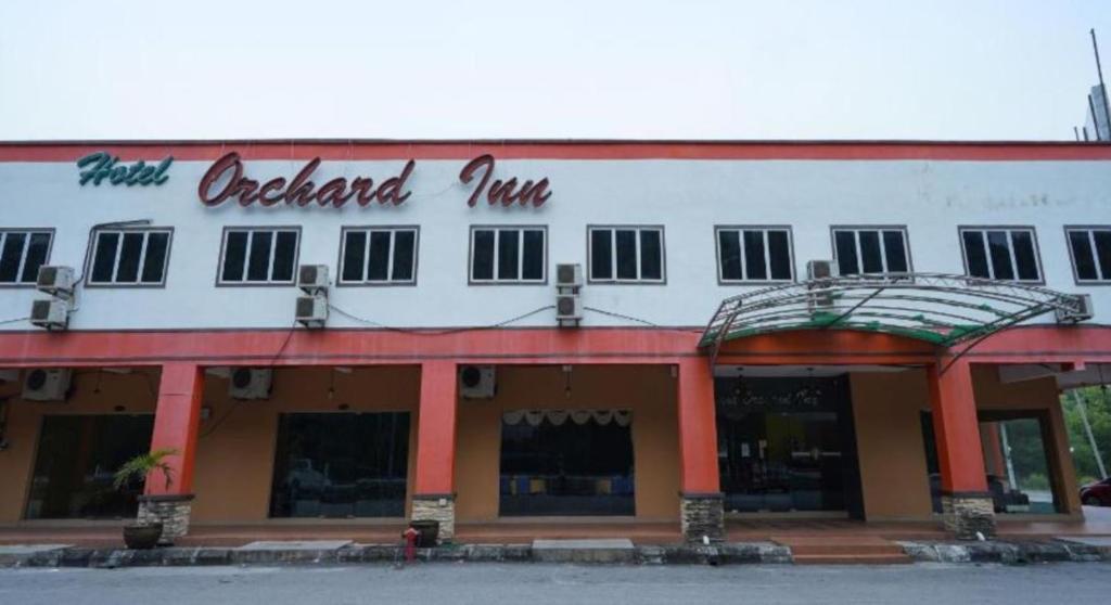 Hotel Orchard Inn في لوموت: مبنى عليه لافته