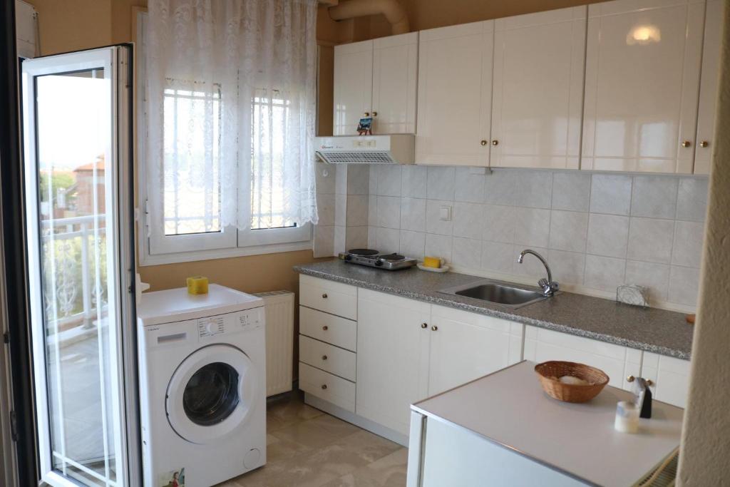 Kuchyň nebo kuchyňský kout v ubytování Apartment of Zeus/Leptokarya