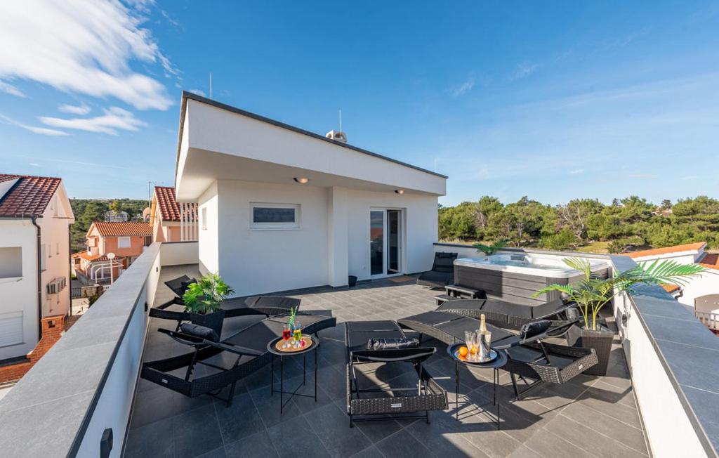 Image result for Luxuriöses Penthouse Welle mit Whirlpool, Grill und Meerblick, Vir ...