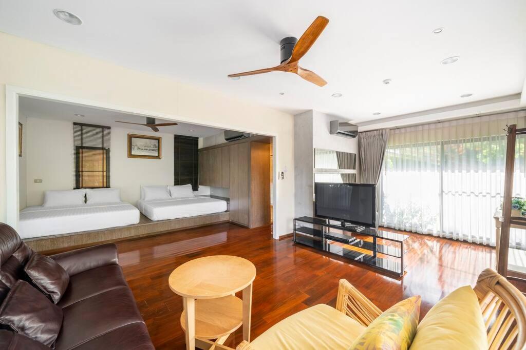 ein Wohnzimmer mit einem Sofa und einem TV in der Unterkunft Villa Family R7 The Height Khaoyai 1BR byน้องมังคุด in Ban Huai Sok Noi