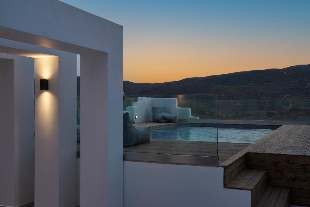 uma vista para uma piscina a partir de uma casa em The Thermia Suites em Kythnos