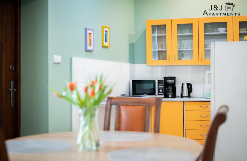 Kuchyňa alebo kuchynka v ubytovaní J&J Apartments Łazienna 30 Apartament 10-5
