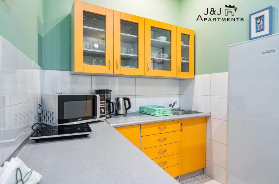 Kuchyňa alebo kuchynka v ubytovaní J&J Apartments Łazienna 30 Apartament 10-5
