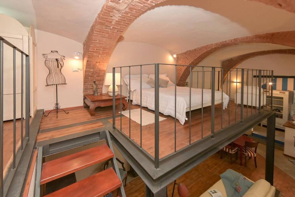 ein Schlafzimmer mit einem Bett in einem Zimmer in der Unterkunft Loft Principe Tommaso - San Salvario. in Turin