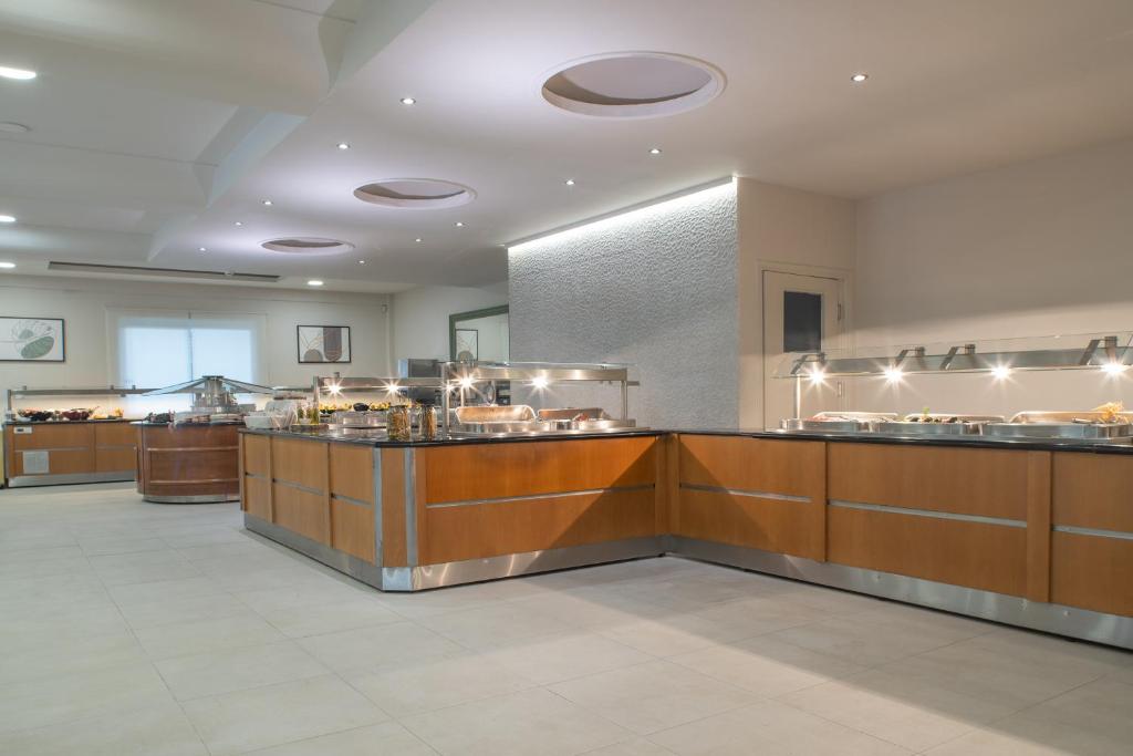 Kuchyň nebo kuchyňský kout v ubytování CNic Gemini Hotel