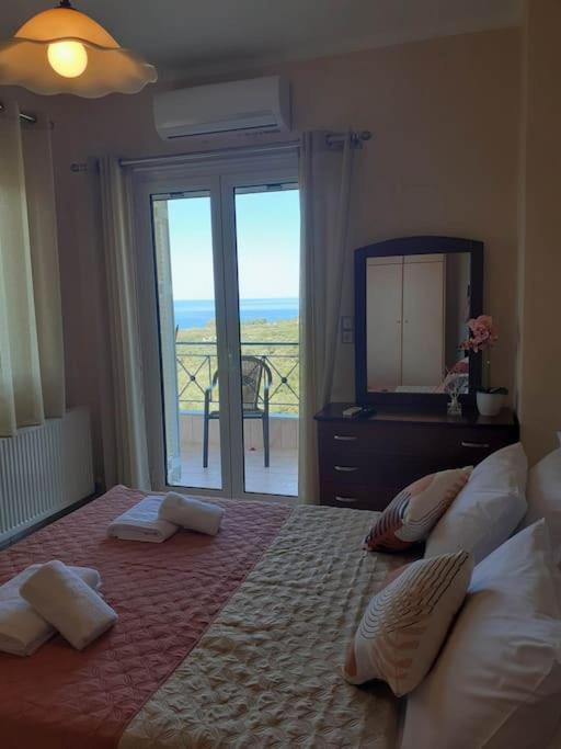 Кровать или кровати в номере SIMOS' sea view house