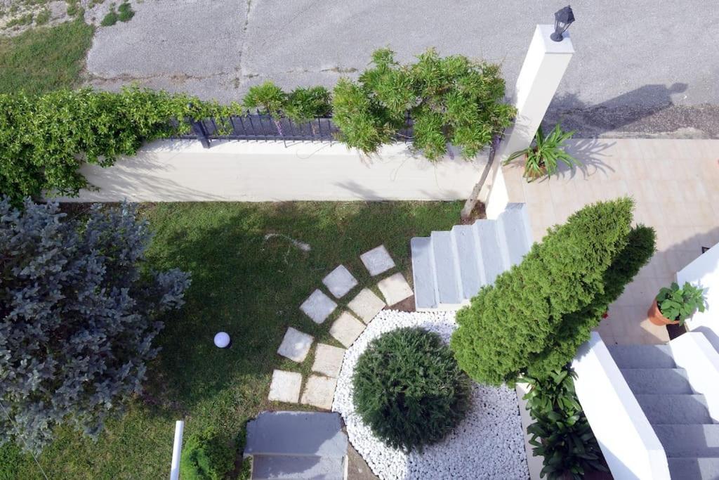 Сад в SIMOS' sea view house
