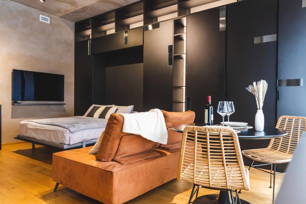 een slaapkamer met een bed en een tafel en stoelen bij Suite milano brera in Milaan