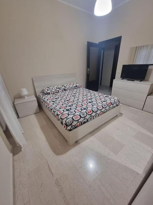 1 dormitorio con 1 cama en el centro de una habitación en Appartamento Sala, en Benevento