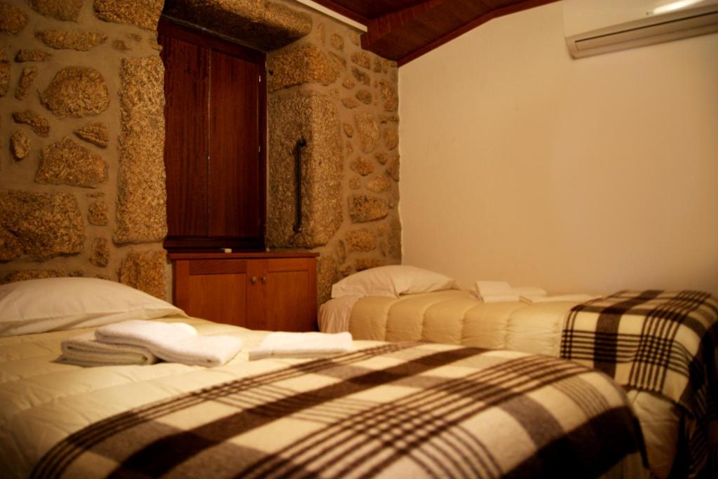 a bedroom with two beds in a room at Cantinho Santiago in Belmonte
