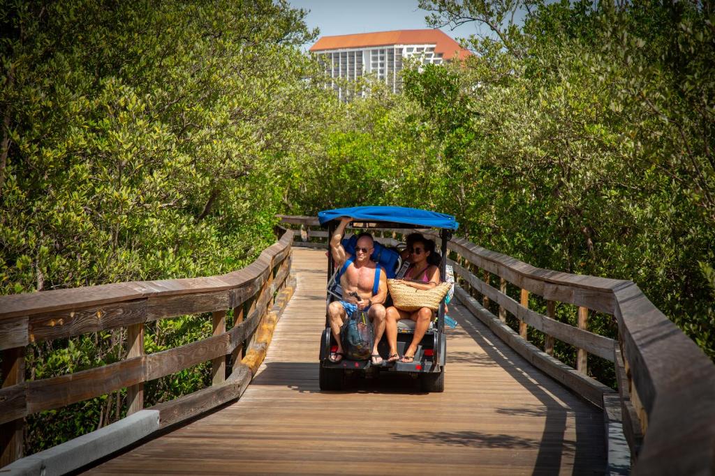 Hóspedes ficando em Naples Grande Beach Resort