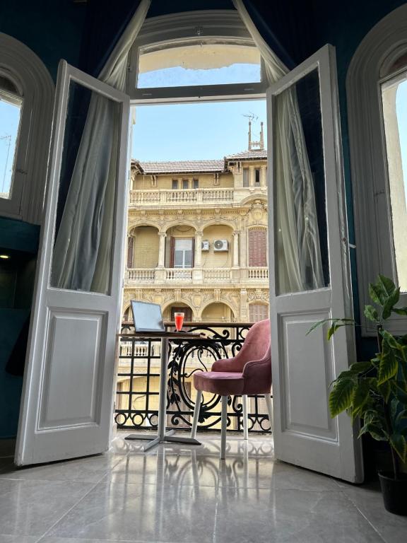eine offene Tür zu einem Balkon mit Blick auf ein Gebäude in der Unterkunft Victory Of Downtown Hotel in Kairo