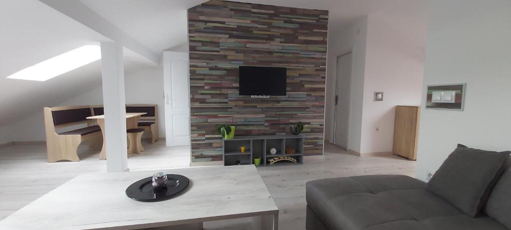 Μια τηλεόραση ή/και κέντρο ψυχαγωγίας στο Tina apartman