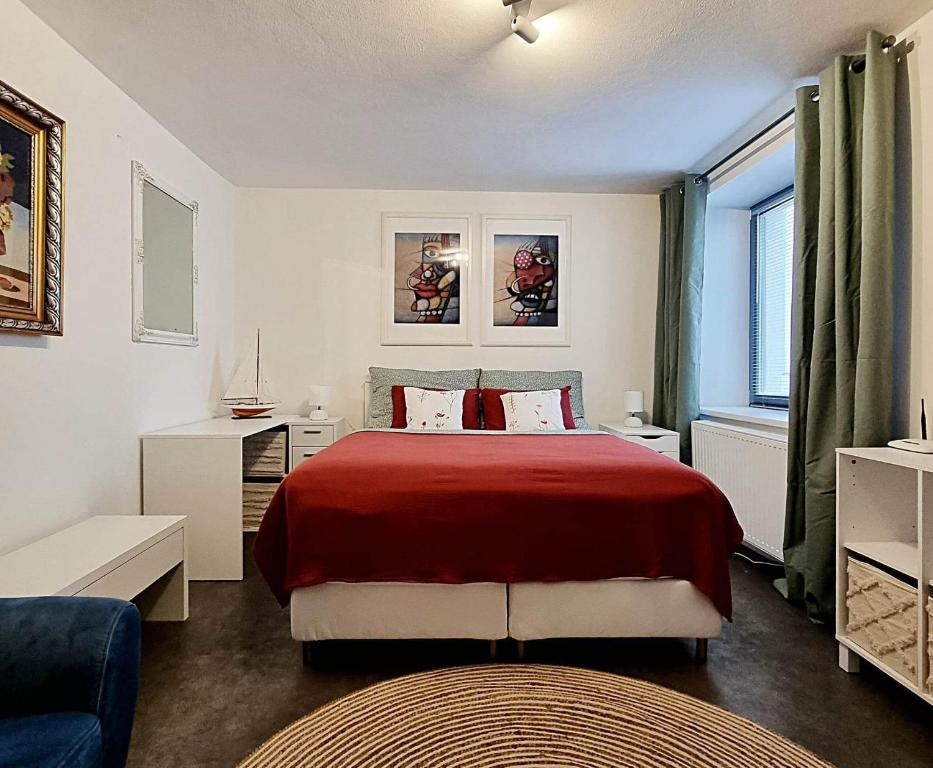 ピーセクにあるApartmán Zlatý křížのベッドルーム1室(赤い毛布付きのベッド1台付)