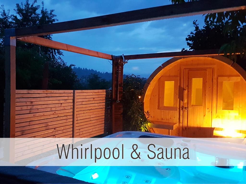 Airbnb Mit Whirlpool Und Sauna Hütte40: Ganze Hütte nah am See mit privatem Whirlpool, Sauna. Umzäunt., Waldkirchen – Aktualisierte Preise für 2023