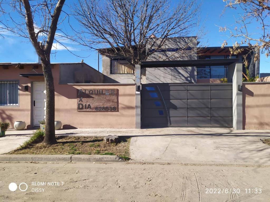 ein Haus mit Garage mit Schild drauf in der Unterkunft AxD Tresandi in General Pico