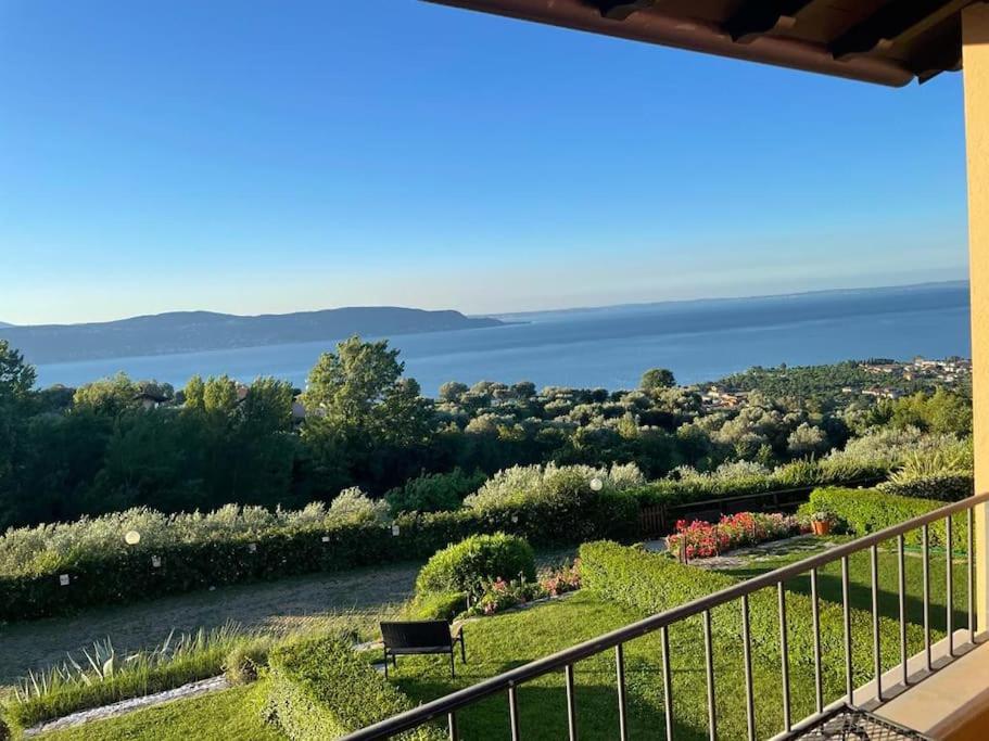 - un balcon offrant une vue sur l'eau dans l'établissement Casa Giulia: un'oasi di pace, à Toscolano Maderno