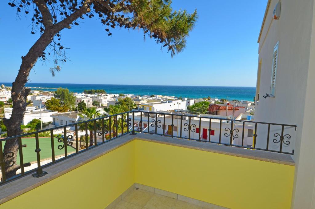 a balcony with a view of the ocean at B&B Lu Cantoru in Marina di Pescoluse