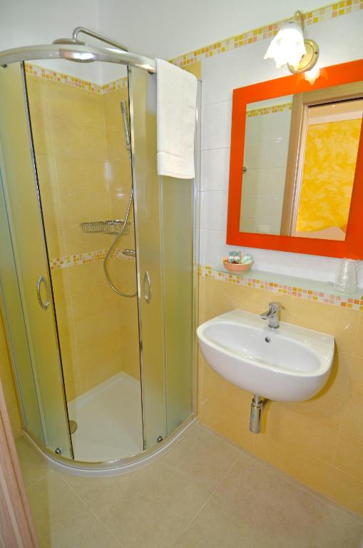 a bathroom with a shower and a sink at B&B Lu Cantoru in Marina di Pescoluse