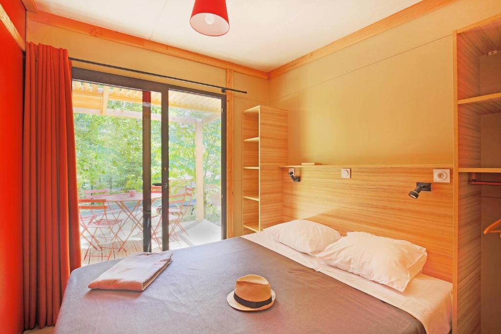 1 dormitorio con 1 cama con sombrero en CityKamp Angers en Angers