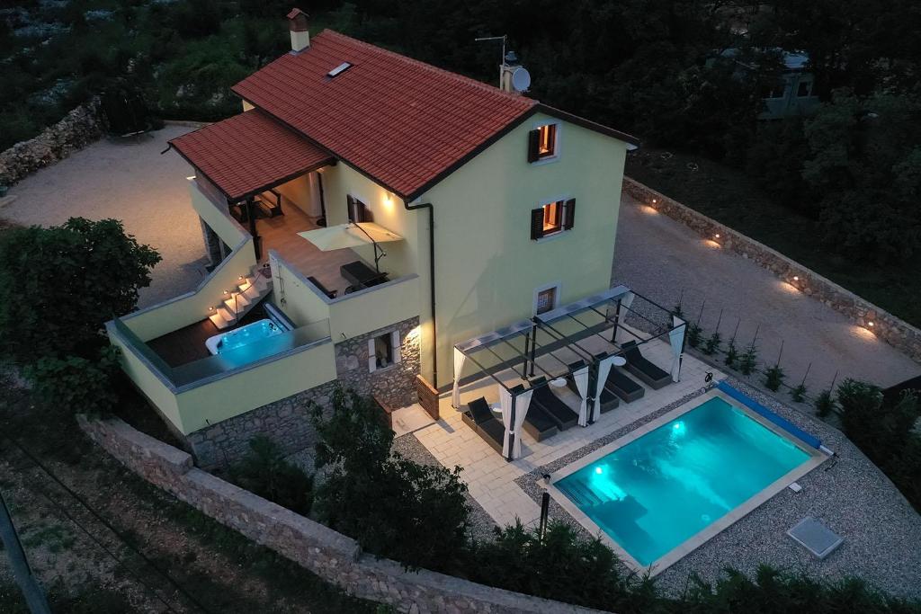 Bazén v ubytovaní Holiday house Toš-Vila with heated pool alebo v jeho blízkosti
