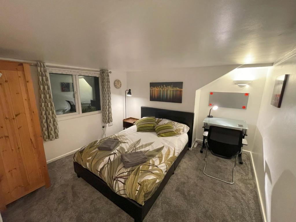 - une chambre avec un lit et un bureau dans l'établissement 2 Bed 1st Floor Flat near Centre, à Nottingham