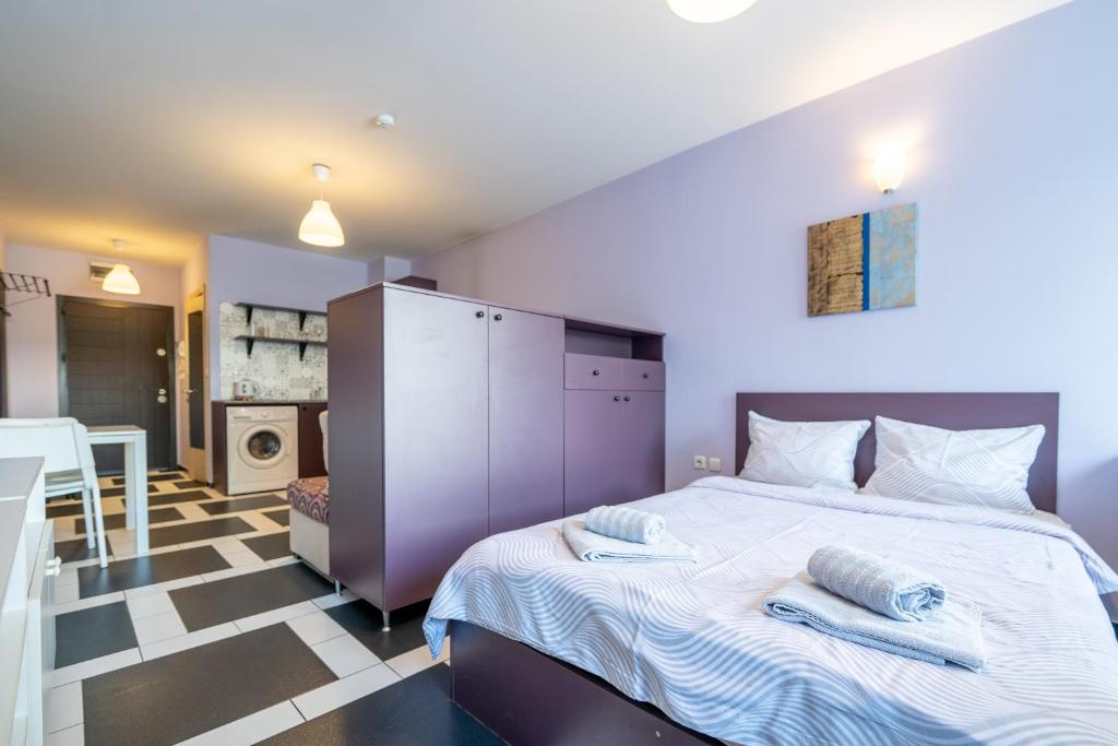 sypialnia z dużym łóżkiem z ręcznikami w obiekcie Spacious apartment in the heart of Studentski grad w mieście Sofia