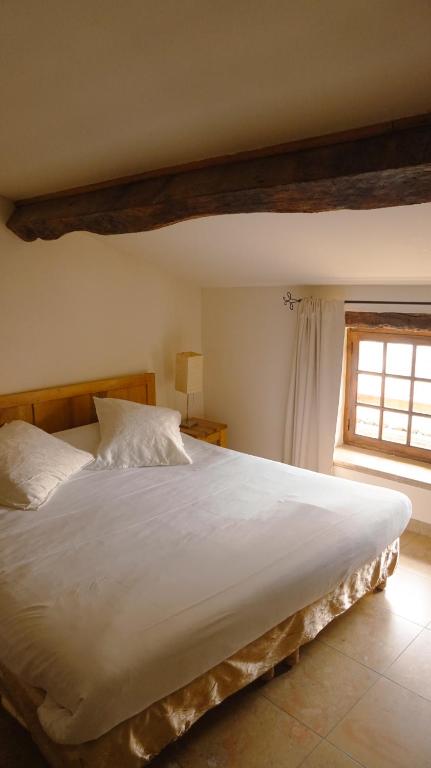 Postel nebo postele na pokoji v ubytování Hôtel la Fête en Provence