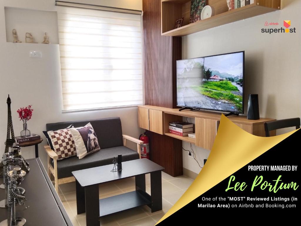 un soggiorno con divano e TV di F524 Place at SMDC Cheer Residences by Lee Portum a Marilao