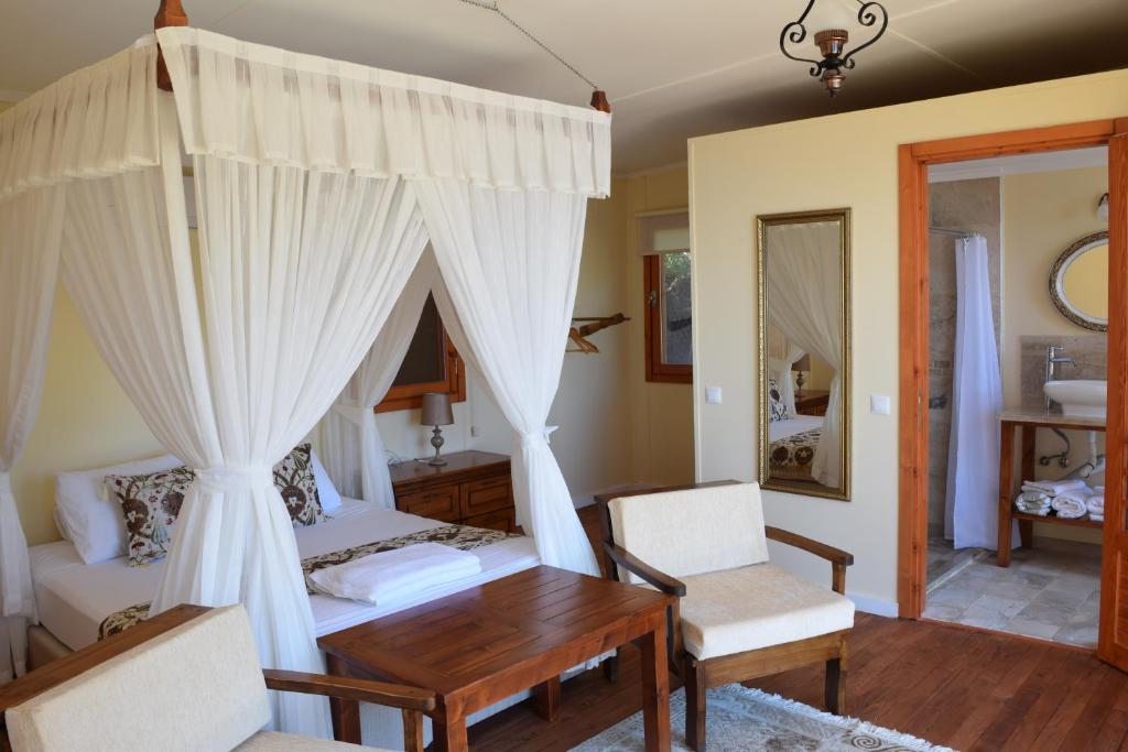 Rúm í herbergi á Kabak Avalon Bungalows