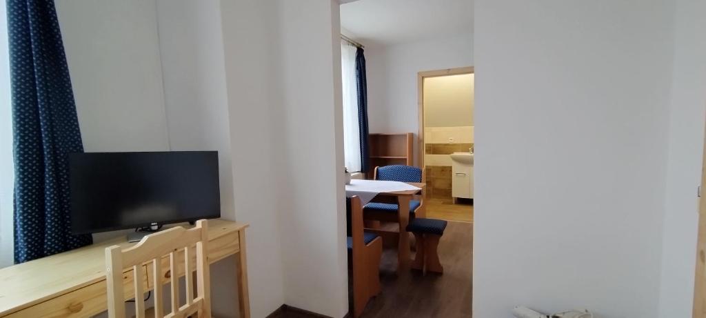 Televízia a/alebo spoločenská miestnosť v ubytovaní Apartmány u Bernardů