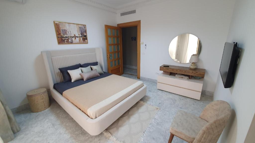 Un pat sau paturi într-o cameră la Tunis medina