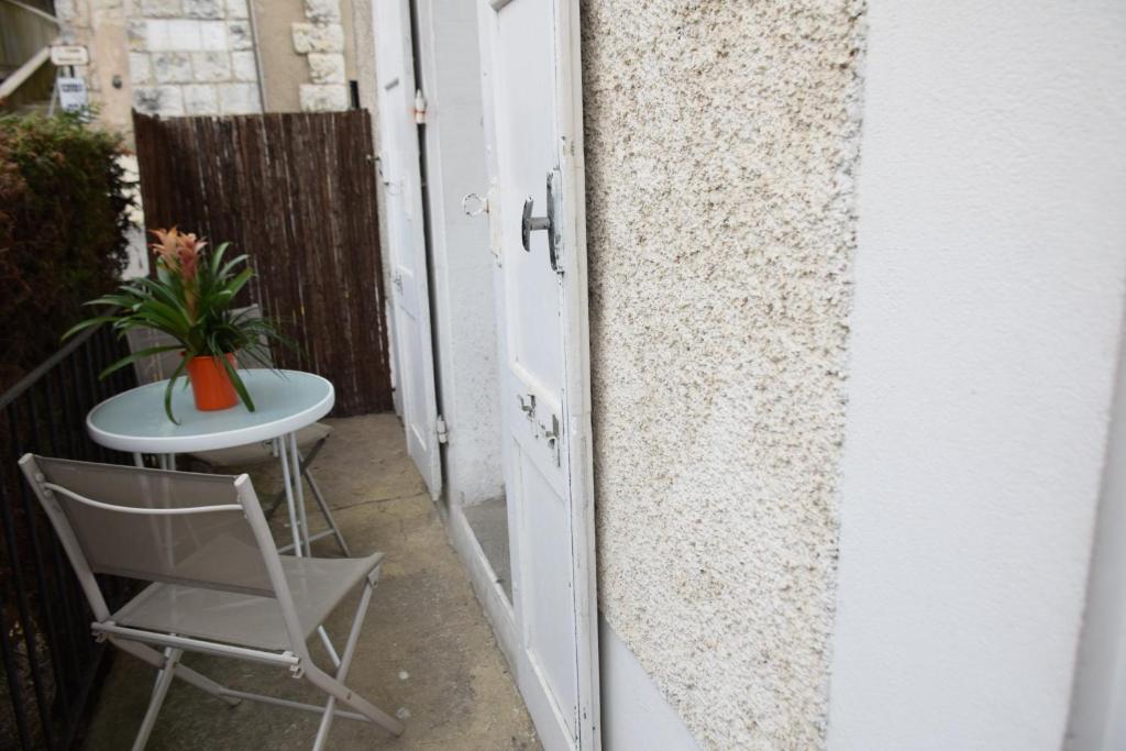 d'une chaise et d'une table sur un balcon. dans l'établissement Villa Isaline, appartement Cyclamens T1 bis-parking privé, à Aix-les-Bains