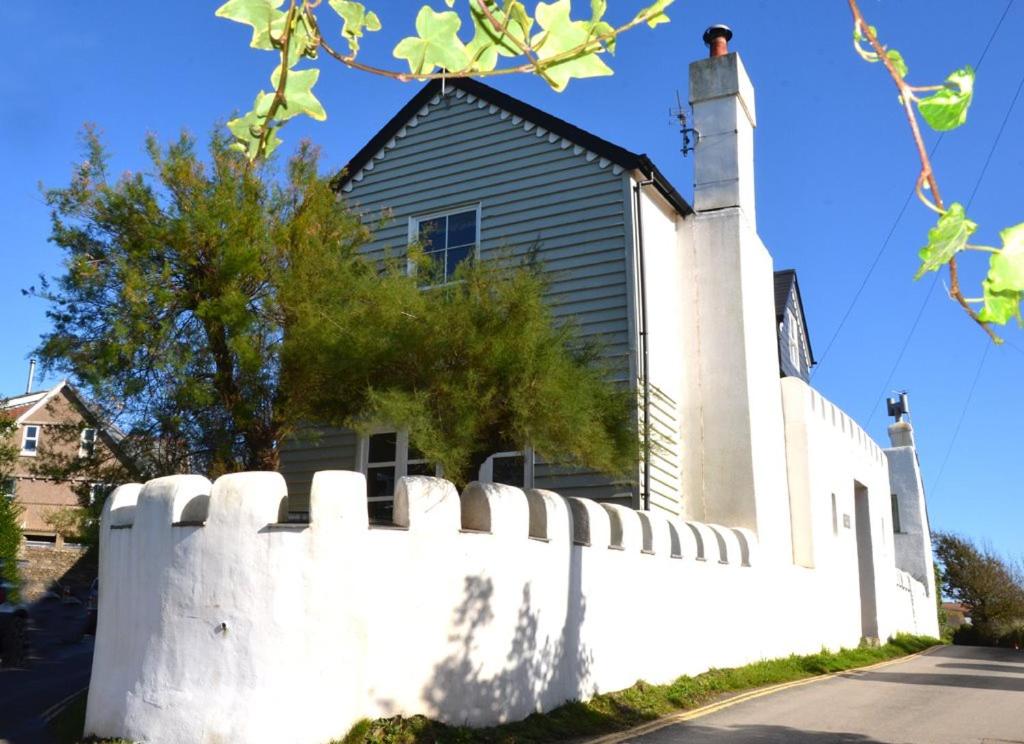 ビッグベリー・オン・シーにあるBantham House, Bantham, South Devon - a few steps from golden sandy beachesの家の前の白い柵