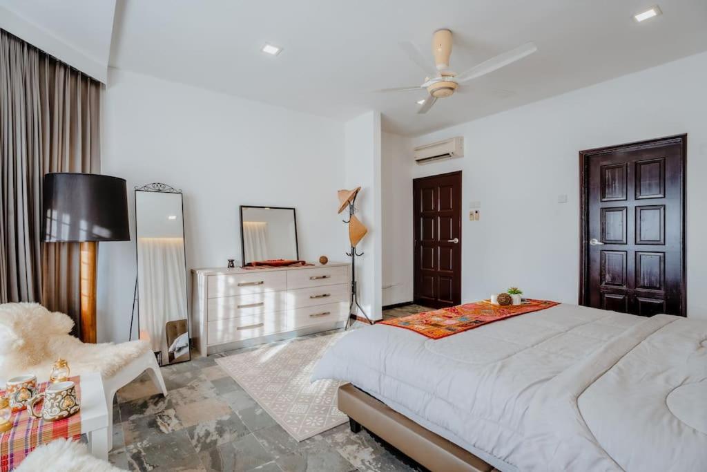 Postel nebo postele na pokoji v ubytování Bamboo Rimbun-Tranquil Seaside Villa, Port Dickson
