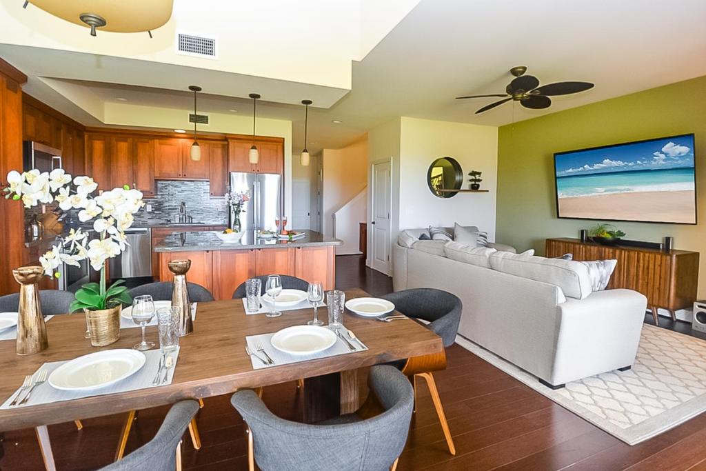 comedor y sala de estar con mesa y sofá en Pili Mai 8I, en Koloa