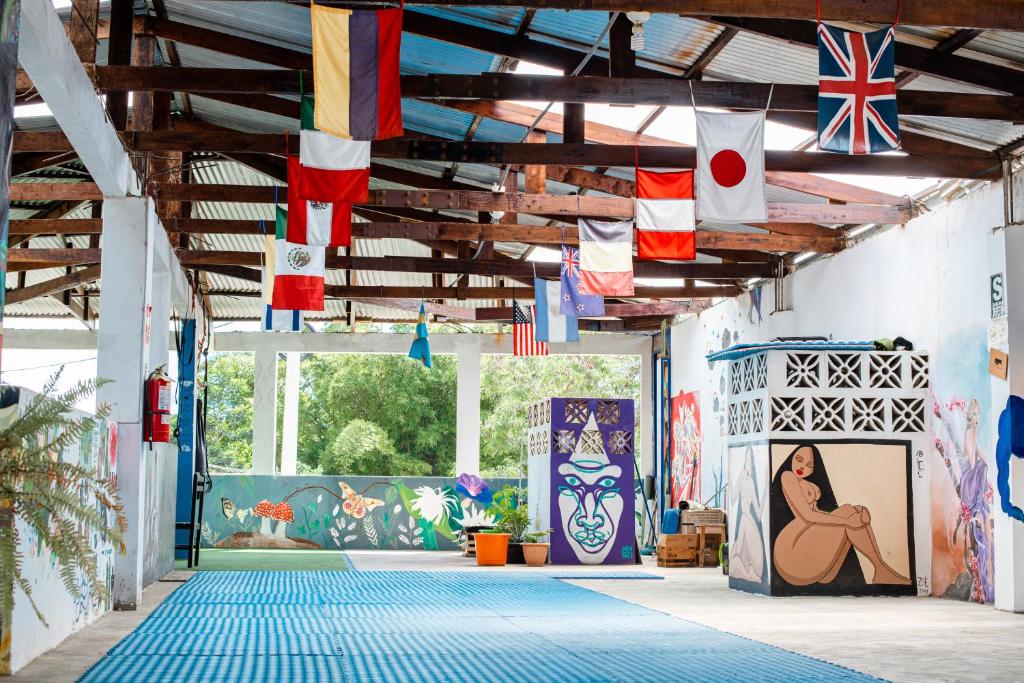 Bazén v ubytování El Mural Backpackers nebo v jeho okolí