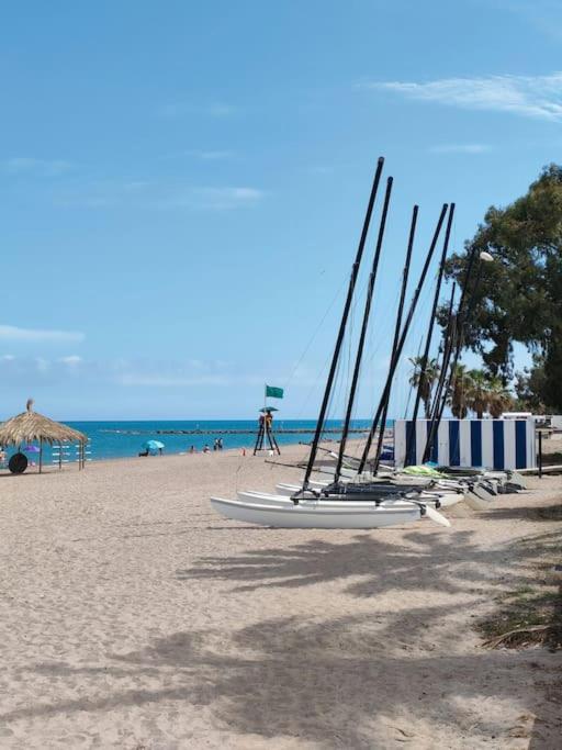 un grupo de veleros sentados en una playa en Apartamentos Cumbremar en Benicàssim, en Benicàssim