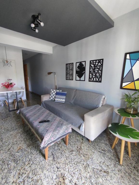 a living room with a couch and a table at Apto Moderno Teresopolis in Teresópolis