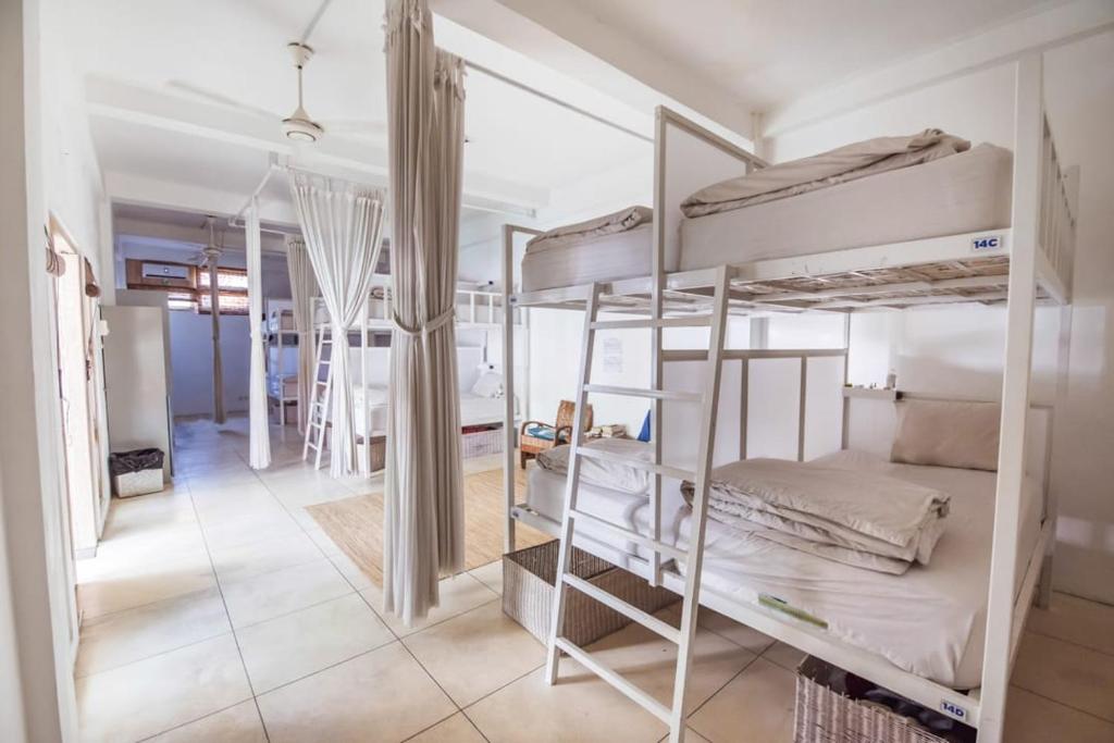 水明漾‎的住宿－The Island Bali，带两张双层床的客房和走廊