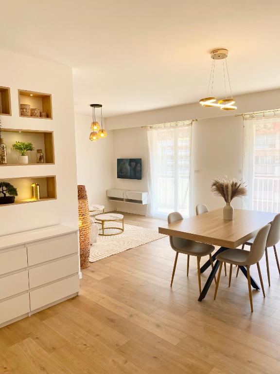 une salle à manger et un salon avec une table et des chaises dans l'établissement Magnifique 3P neuf proche mer, à Nice