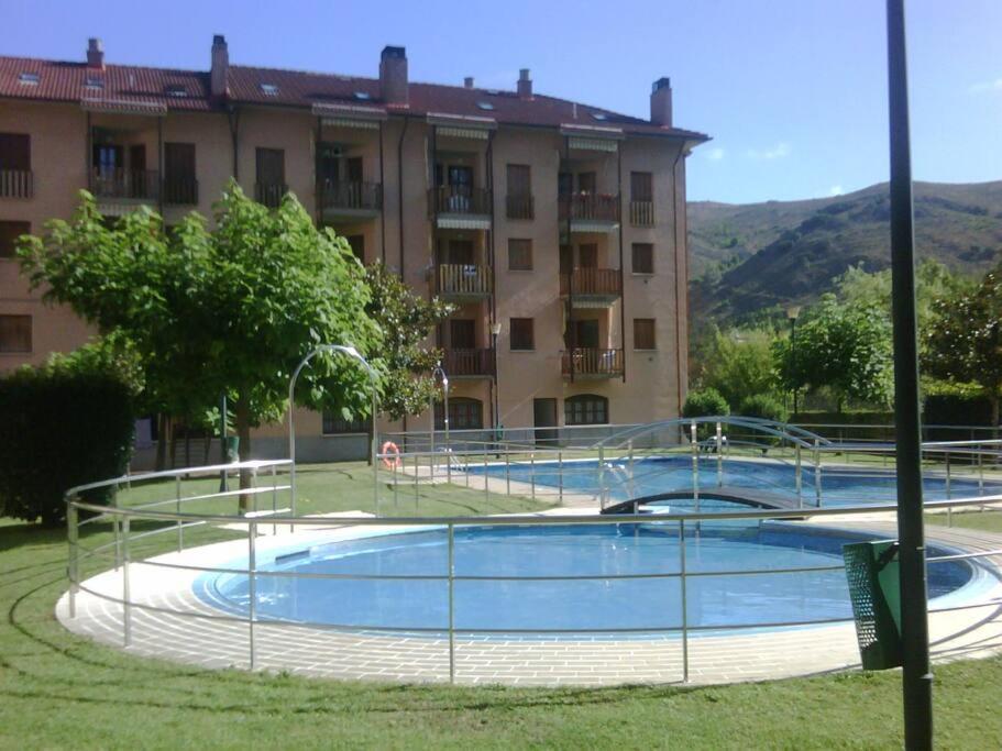 Bazén v ubytování Ezcaray. Con piscina y junto al rio nebo v jeho okolí