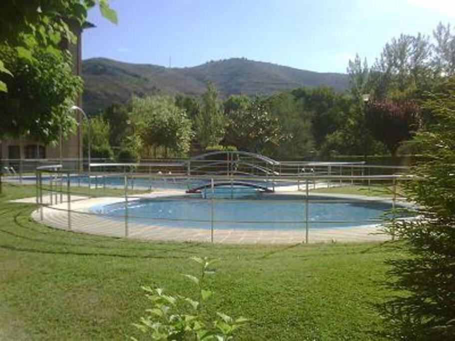 Bazén v ubytování Ezcaray. Con piscina y junto al rio nebo v jeho okolí