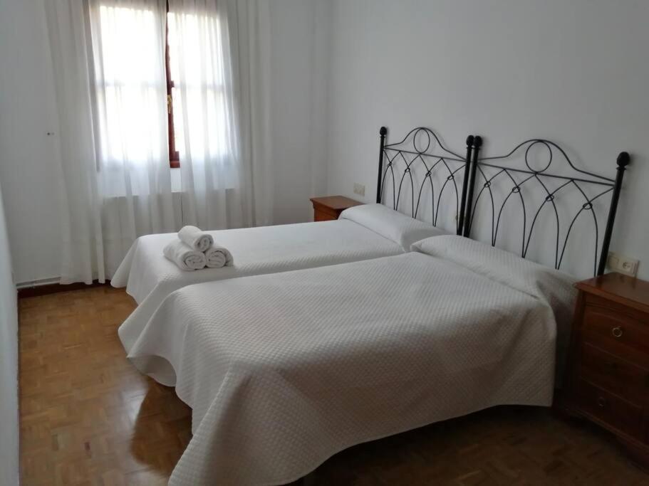 Postel nebo postele na pokoji v ubytování Ezcaray. Con piscina y junto al rio