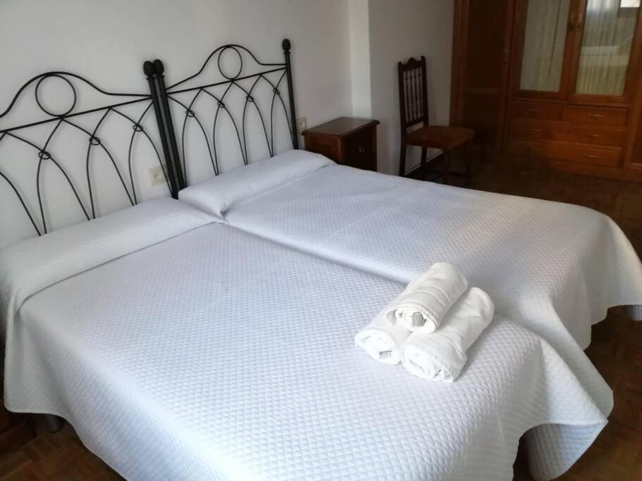 Postel nebo postele na pokoji v ubytování Ezcaray. Con piscina y junto al rio