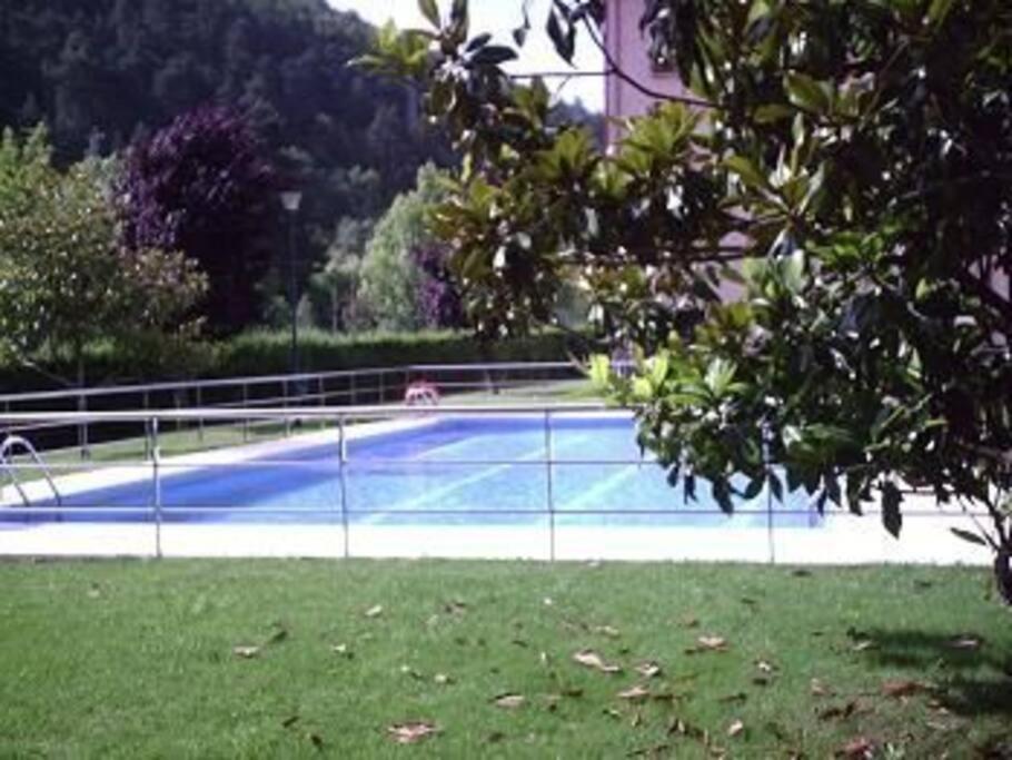 Tenis a/nebo squash v ubytování Ezcaray. Con piscina y junto al rio nebo okolí
