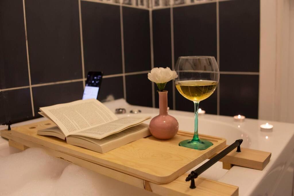 Aesthetic Flat with Jacuzzi Near Bosphorus