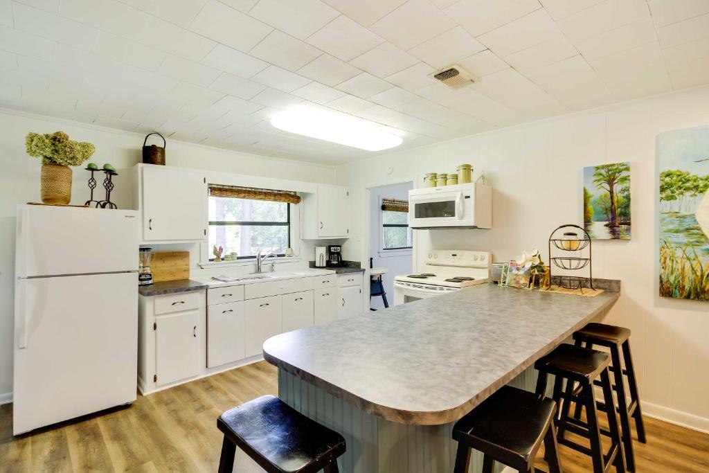 Mississippi Vacation Rental with River Frontage, Updated 2024