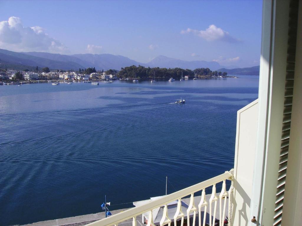 una vista de un gran cuerpo de agua con un barco en Hotel Saron en Poros